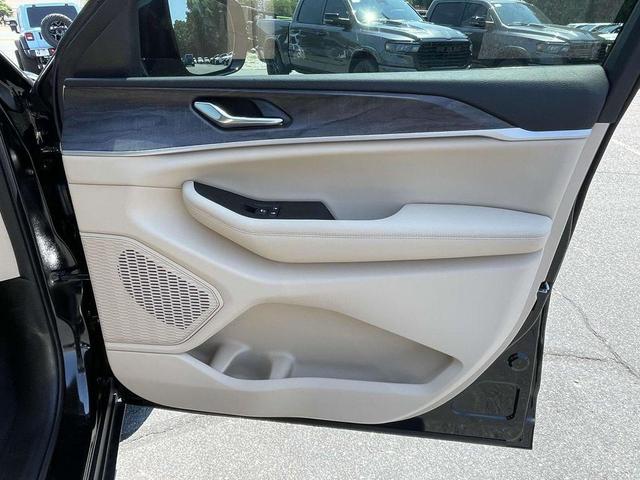 Photo of 2025 Diamond Black Jeep Grand Cherokee L