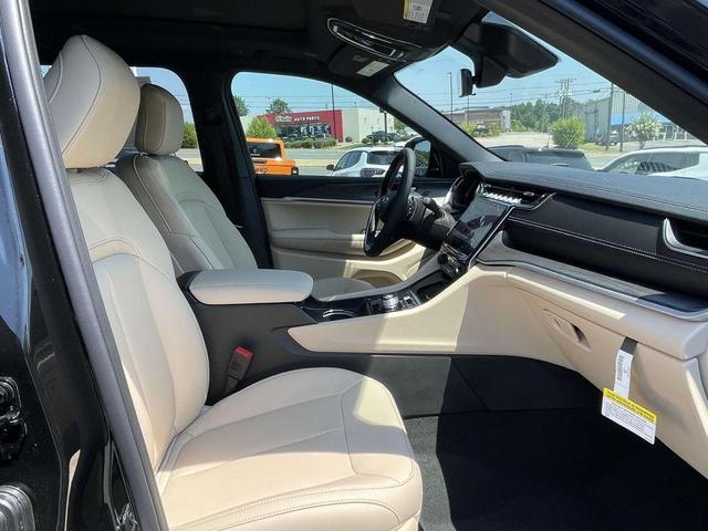 Photo of 2025 Diamond Black Jeep Grand Cherokee L