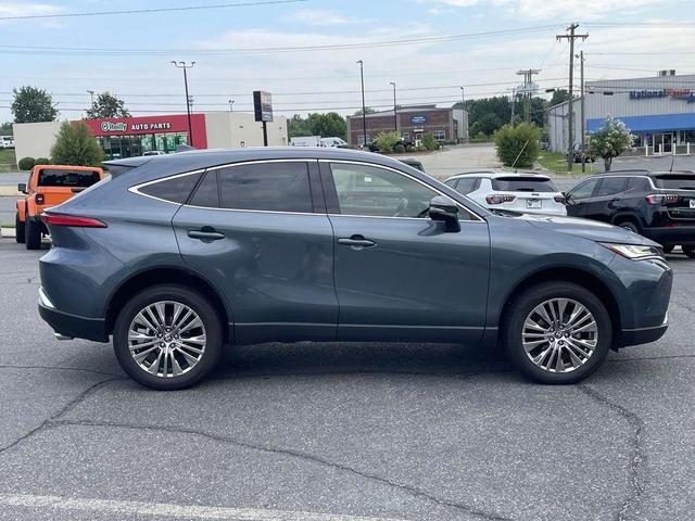Photo of 2022 Coastal Gray Metallic Toyota Venza