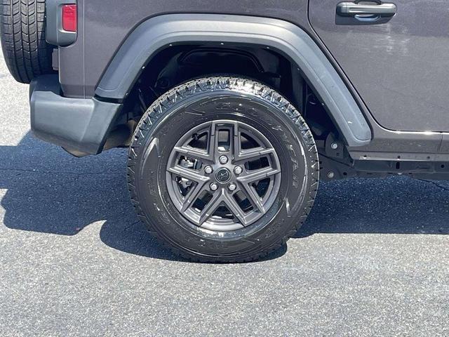 Photo of 2024 Granite Crystal Clearcoat Metallic Jeep Wrangler