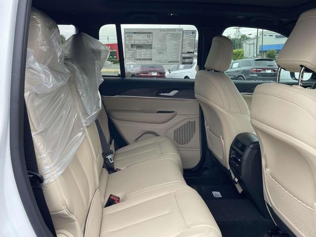 Photo of 2025 Bright White Clearcoat Jeep Grand Cherokee