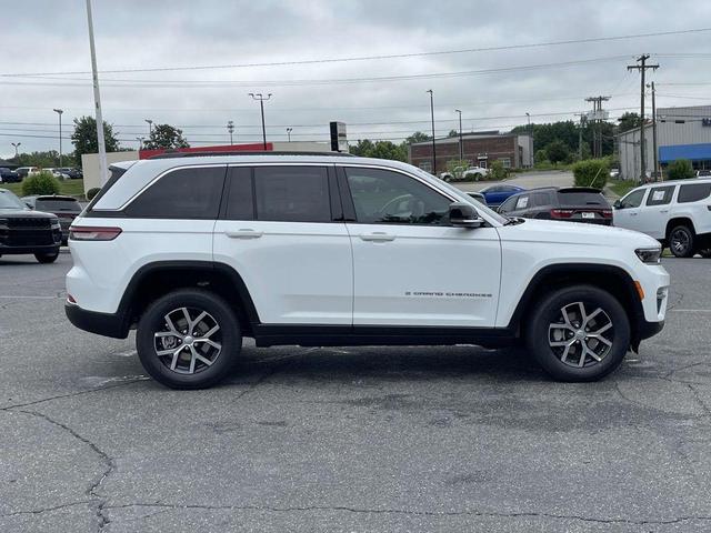 Photo of 2025 Bright White Clearcoat Jeep Grand Cherokee
