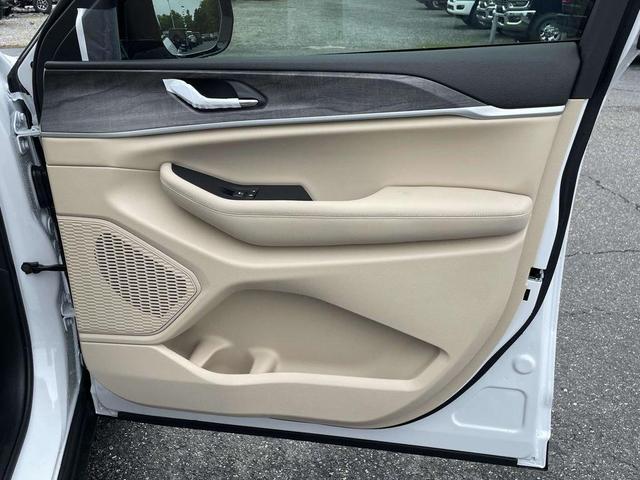 Photo of 2025 Bright White Clearcoat Jeep Grand Cherokee