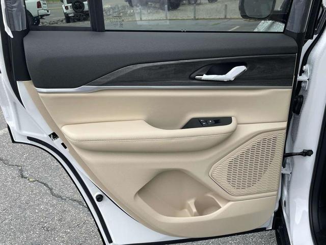 Photo of 2025 Bright White Clearcoat Jeep Grand Cherokee