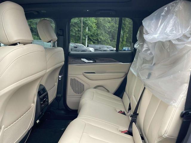 Photo of 2025 Bright White Clearcoat Jeep Grand Cherokee