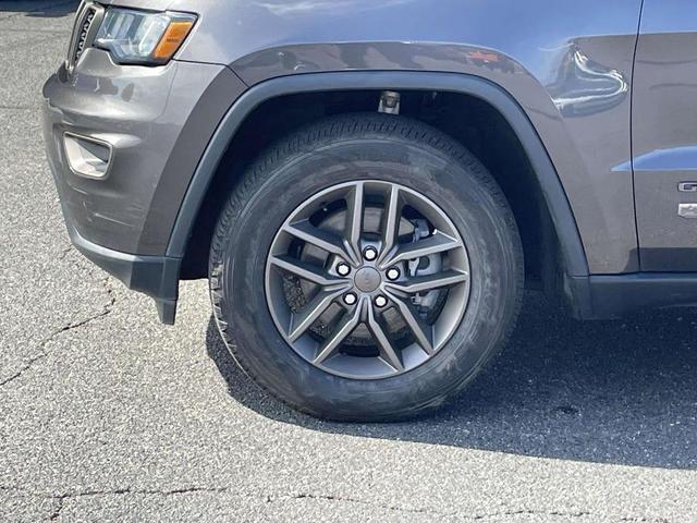 Photo of 2016 Granite Crystal Clearcoat Metallic Jeep Grand Cherokee