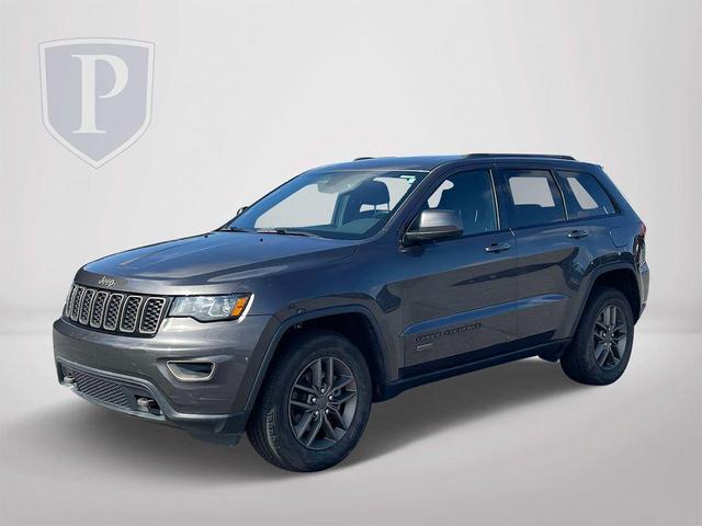 Photo of 2016 Granite Crystal Clearcoat Metallic Jeep Grand Cherokee