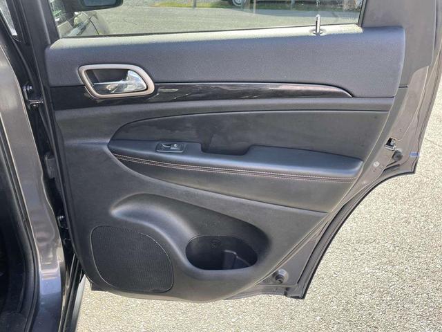 Photo of 2016 Granite Crystal Clearcoat Metallic Jeep Grand Cherokee