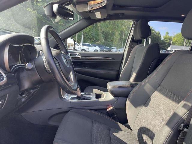 Photo of 2016 Granite Crystal Clearcoat Metallic Jeep Grand Cherokee