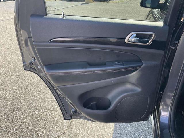 Photo of 2016 Granite Crystal Clearcoat Metallic Jeep Grand Cherokee