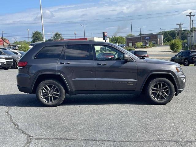 Photo of 2016 Granite Crystal Clearcoat Metallic Jeep Grand Cherokee