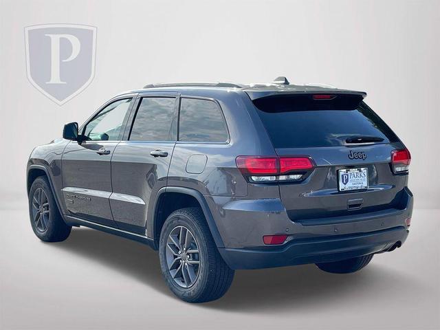 Photo of 2016 Granite Crystal Clearcoat Metallic Jeep Grand Cherokee