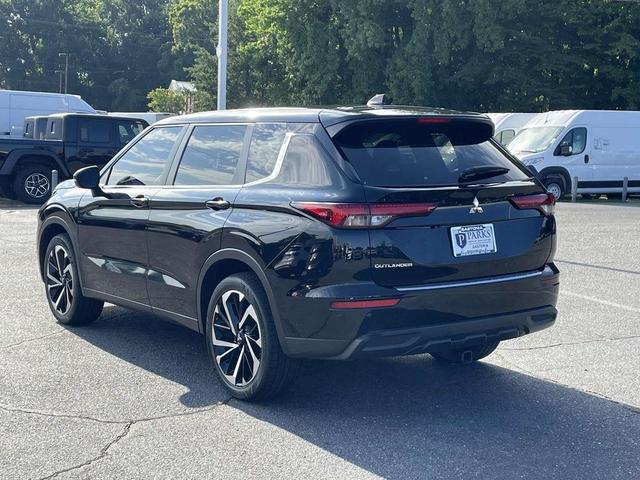 Photo of 2022 Labrador Black Pearl Mitsubishi Outlander