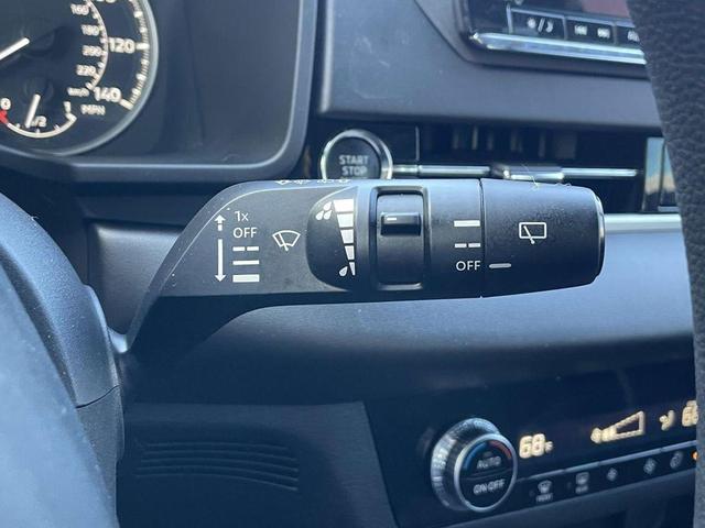 Photo of 2022 Labrador Black Pearl Mitsubishi Outlander