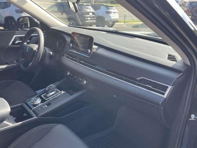 Photo of 2022 Labrador Black Pearl Mitsubishi Outlander