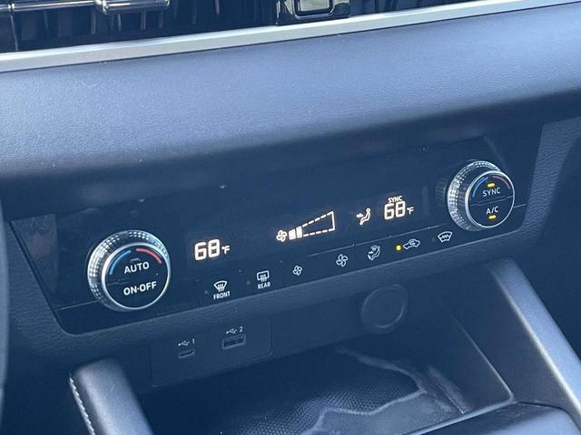 Photo of 2022 Labrador Black Pearl Mitsubishi Outlander