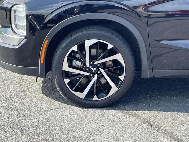 Photo of 2022 Labrador Black Pearl Mitsubishi Outlander