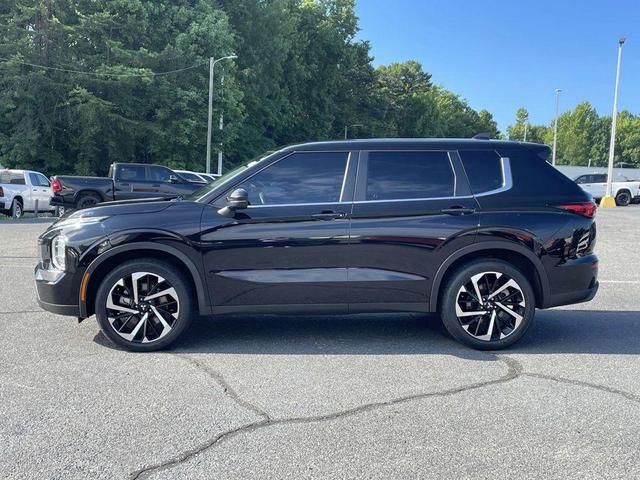 Photo of 2022 Labrador Black Pearl Mitsubishi Outlander
