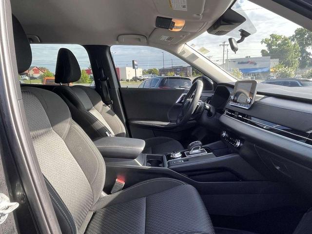 Photo of 2022 Labrador Black Pearl Mitsubishi Outlander