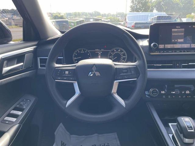 Photo of 2022 Labrador Black Pearl Mitsubishi Outlander