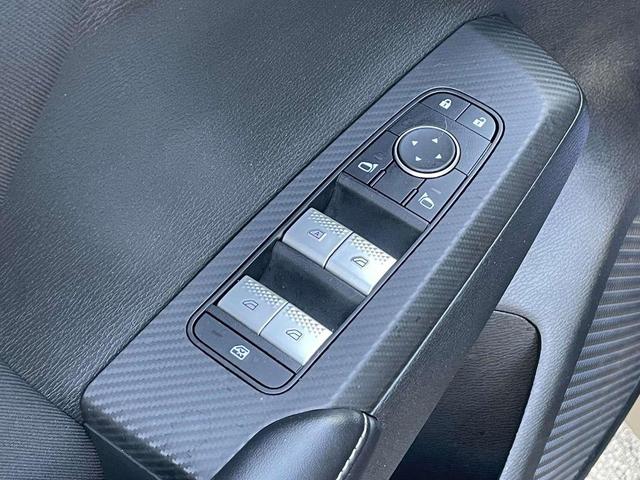 Photo of 2022 Labrador Black Pearl Mitsubishi Outlander
