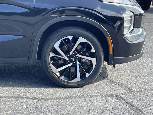 Photo of 2022 Labrador Black Pearl Mitsubishi Outlander
