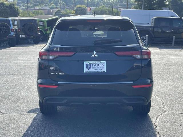 Photo of 2022 Labrador Black Pearl Mitsubishi Outlander