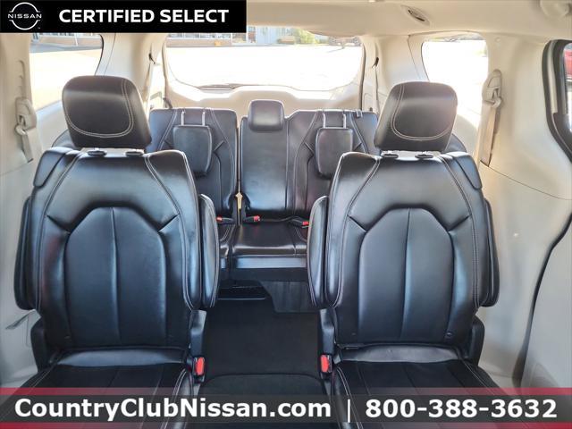 Photo of 2024 Silver Mist Clearcoat Chrysler Pacifica