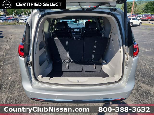Photo of 2024 Silver Mist Clearcoat Chrysler Pacifica