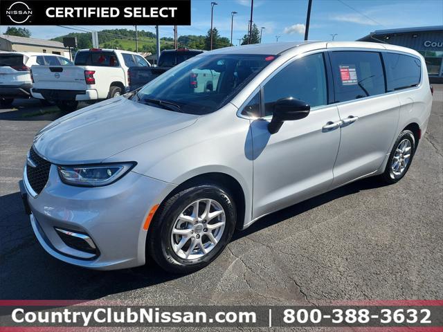 Photo of 2024 Silver Mist Clearcoat Chrysler Pacifica