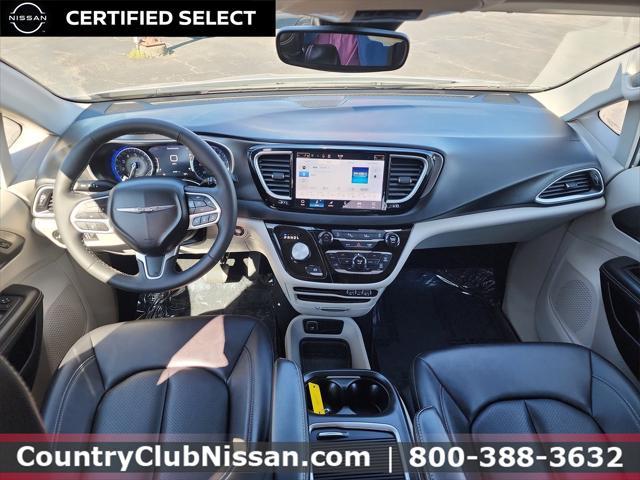 Photo of 2024 Silver Mist Clearcoat Chrysler Pacifica