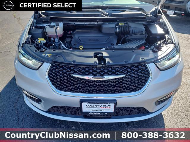 Photo of 2024 Silver Mist Clearcoat Chrysler Pacifica