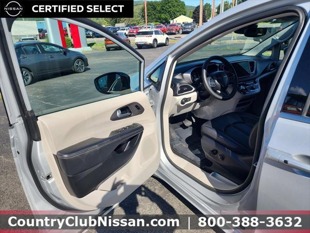 Photo of 2024 Silver Mist Clearcoat Chrysler Pacifica