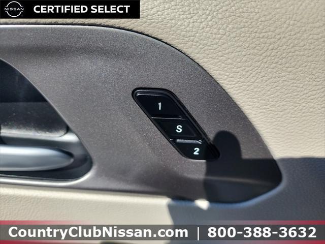Photo of 2024 Silver Mist Clearcoat Chrysler Pacifica