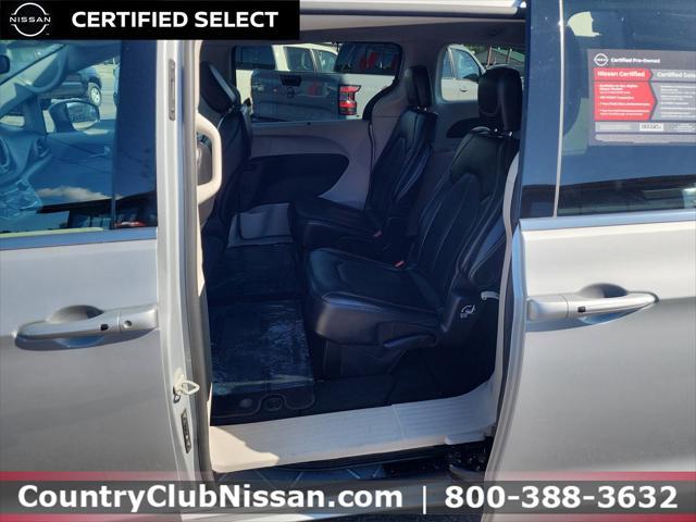 Photo of 2024 Silver Mist Clearcoat Chrysler Pacifica