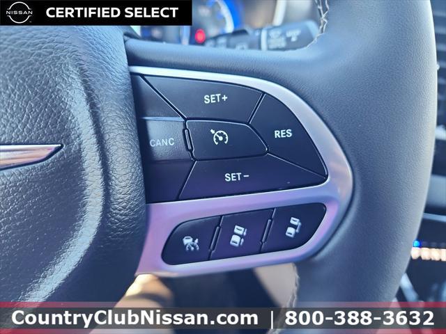 Photo of 2024 Silver Mist Clearcoat Chrysler Pacifica