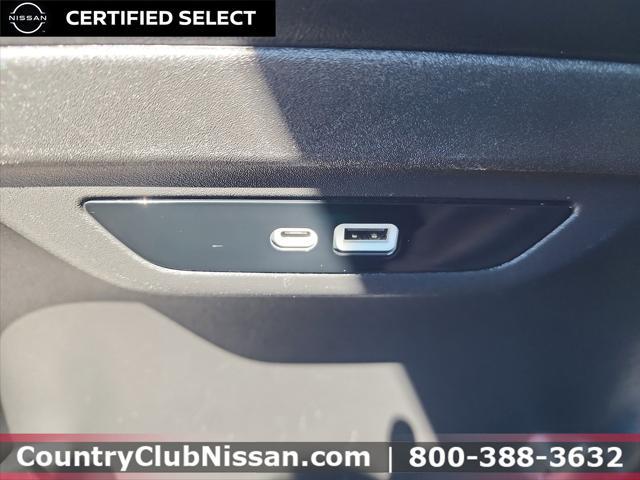 Photo of 2024 Silver Mist Clearcoat Chrysler Pacifica