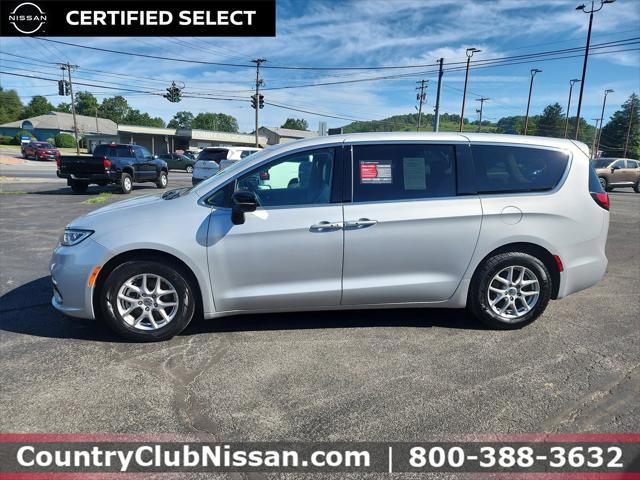 Photo of 2024 Silver Mist Clearcoat Chrysler Pacifica