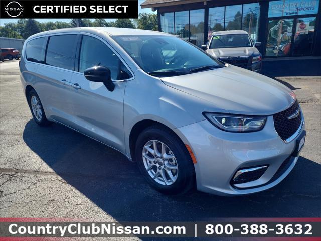 Photo of 2024 Silver Mist Clearcoat Chrysler Pacifica