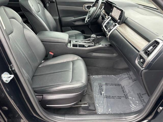 Photo of 2022 Ebony Black Kia Sorento