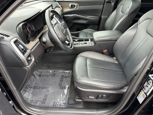Photo of 2022 Ebony Black Kia Sorento