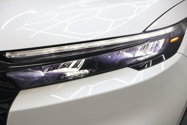 Photo of 2025 White Honda CR-V Hybrid