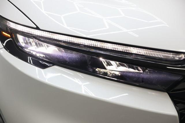 Photo of 2025 White Honda CR-V Hybrid