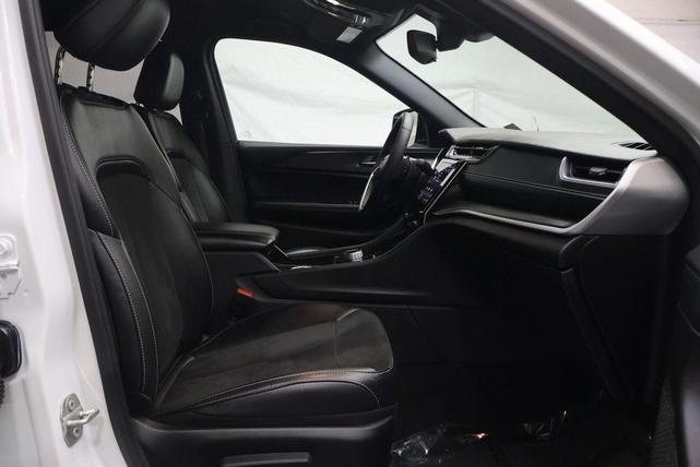 Photo of 2023 Bright White Clearcoat Jeep Grand Cherokee L