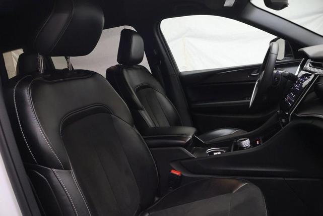 Photo of 2023 Bright White Clearcoat Jeep Grand Cherokee L
