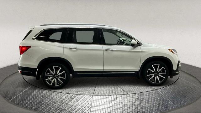 Photo of 2021 White Honda Pilot