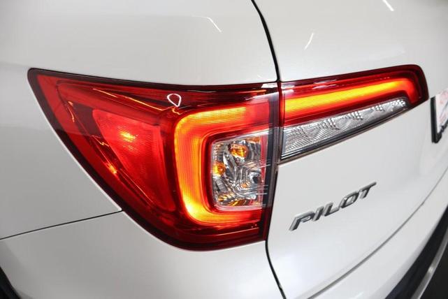 Photo of 2021 White Honda Pilot