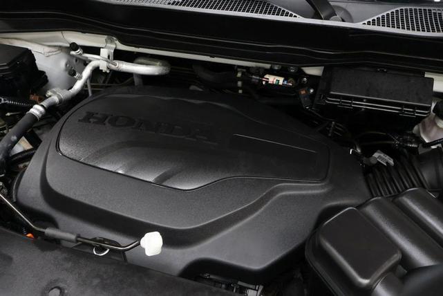 Photo of 2021 White Honda Pilot