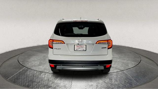Photo of 2021 White Honda Pilot