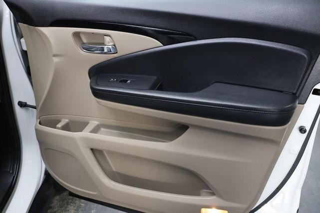 Photo of 2021 White Honda Pilot